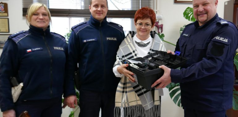 Policjanci otrzymali nowe urządzenie z rąk Pani Starosty.