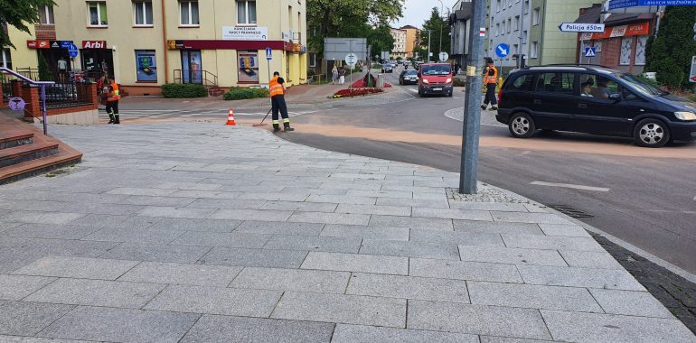 Wyciek substancji ropopochodnych przy rondzie im. Kombatantów