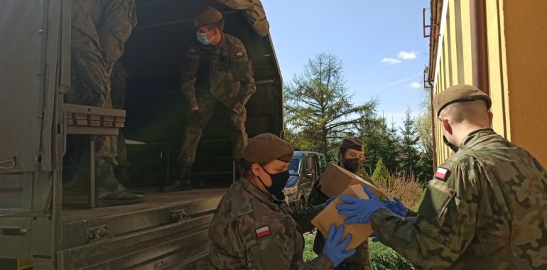 ŻYWNOŚĆ DOSTARCZYLI ŻOŁNIERZE
