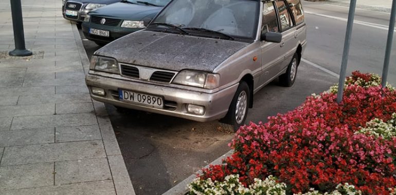 Stary polonez stoi i szpeci miasto.