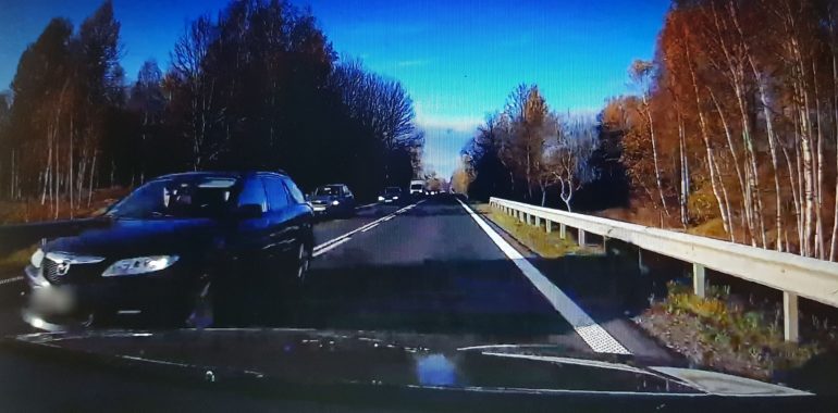 Kolejny wariat na drodze. (nagranie)