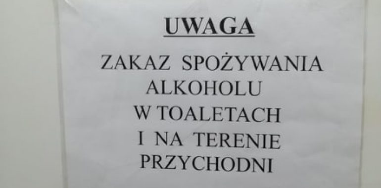 Ogłoszenie o zakazie spożywania alkoholu w przychodni w Gołdapi