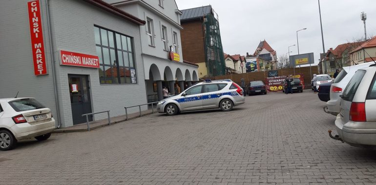 Awantura przed Biedronką