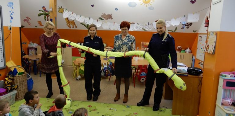 Przedszkolaki otrzymały odblaskowe węże spacerowe.