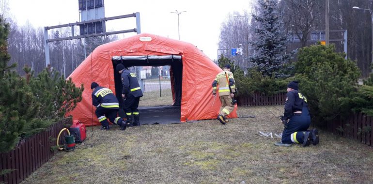 Działania strażaków na przejściu granicznym w Gołdapi.