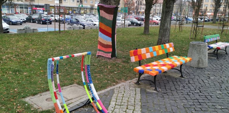 Park w centrum pełen kolorów.