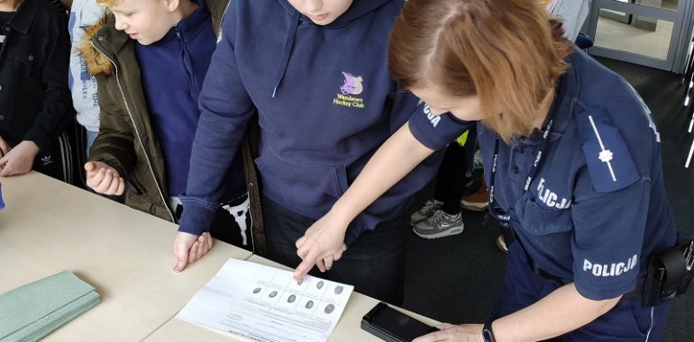 Piątoklasiści z wizytą u gołdapskich policjantów