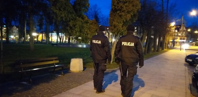 Policjanci czuwali nad przestrzeganiem nowych ograniczeń – posypały się mandaty.