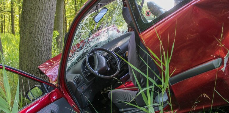 Nietrzeźwy kierowca stracił panowanie nad autem i uderzył w drzewo.