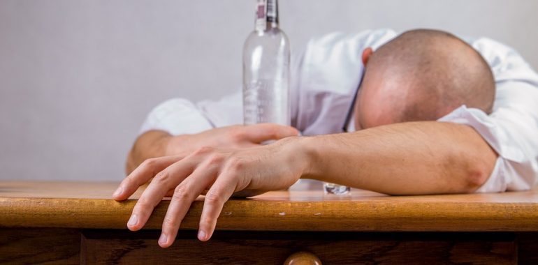 Wsiadł za kółko bez prawa jazdy i po alkoholu.