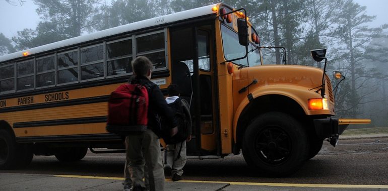 Autobus przewożący dzieci wpadł do rowu. Są poszkodowani