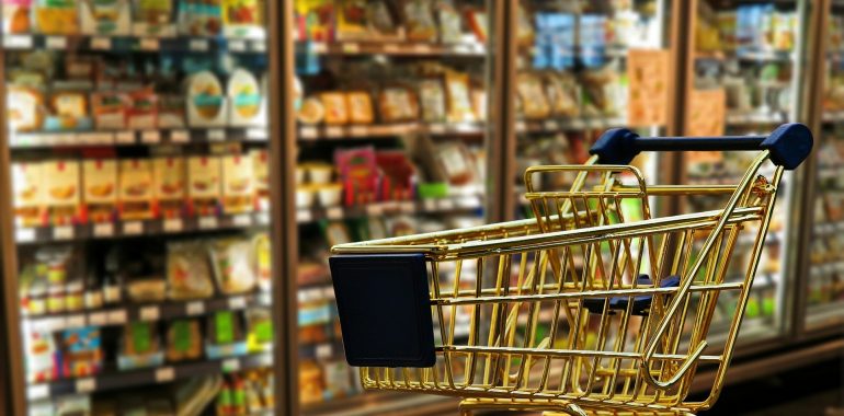 Ziemniaki, herbata czarna oraz rajstopy damskie – te produkty podrożały najwięcej. Co staniało ?