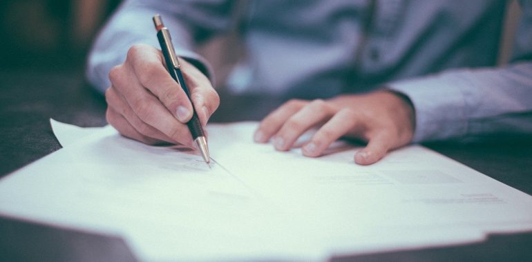Po decyzji zamknięcia szkół, żłobków i przedszkoli rodzice mogą starać się o zasiłek opiekuńczy.